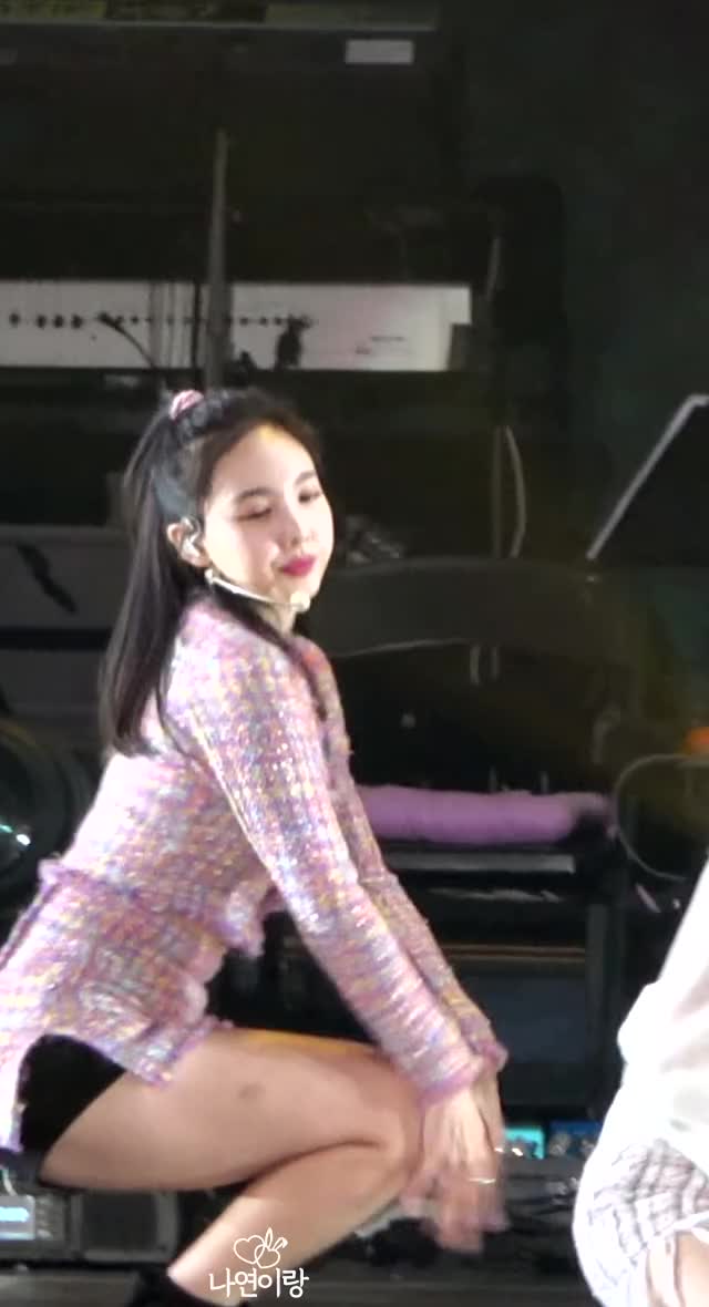 Twice - Nayeon 181118 1