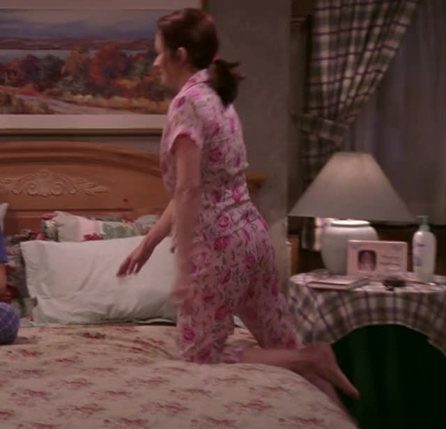 Patricia Heaton - Everybody Loves Raymond S08E17 - 02 (1)