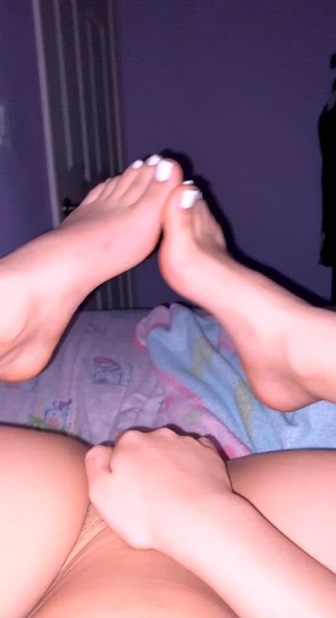 fuck my little feet while i play with myself?