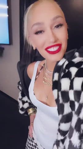Cleavage Gwen Stefani Small Tits gif