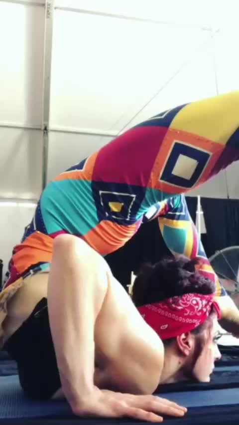 Dwoira Galilea - Contortion Pushups