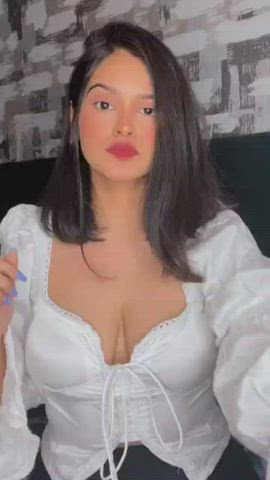 Deep cleavage 😍🥛