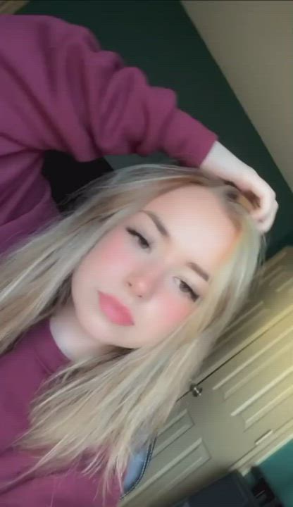 Upvote for nudes in your DMs ? I actually send ? ?: emmabeaxz