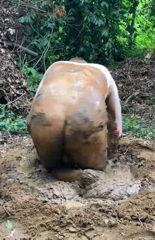 Some muddy ass shaking for your Monday!