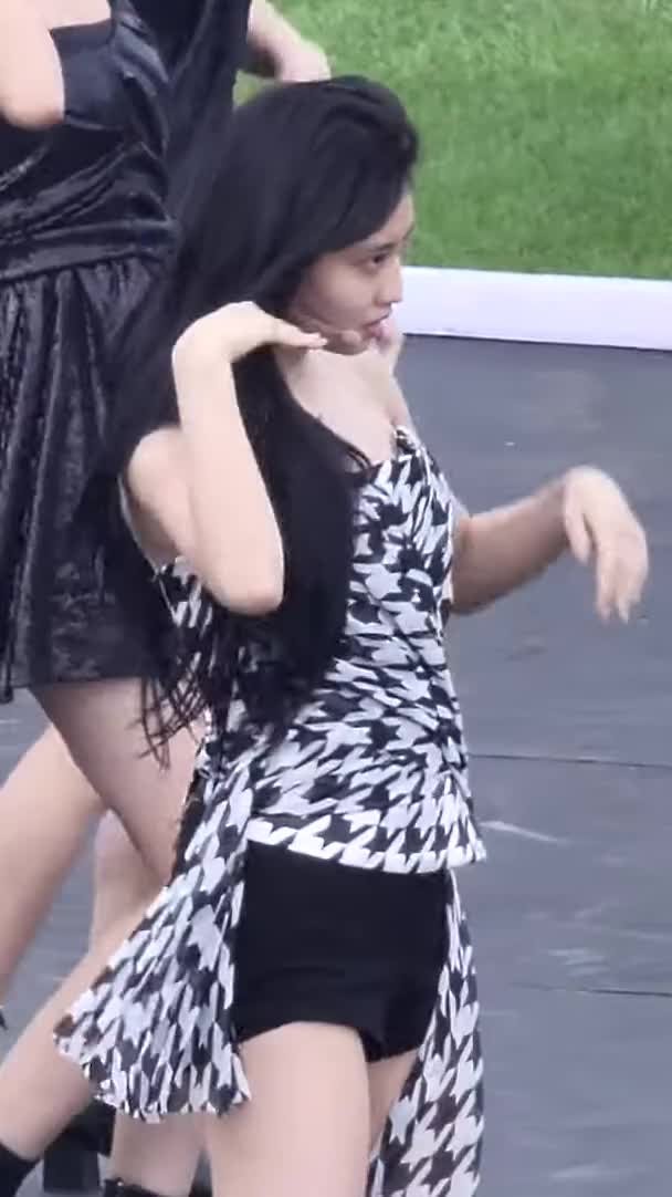 Twice - Momo 191004 1