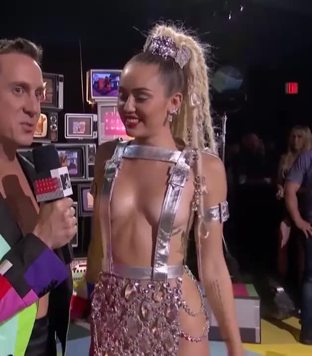 Miley Cyrus - VMAs Red Carpet