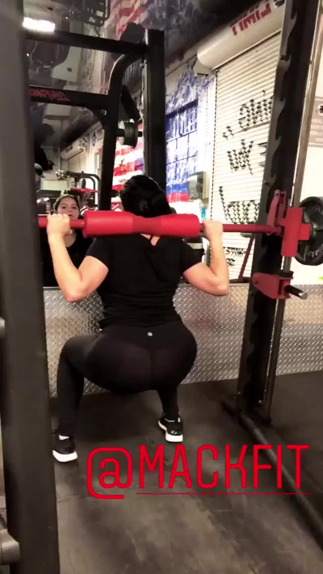 Ariel Winter - Squats