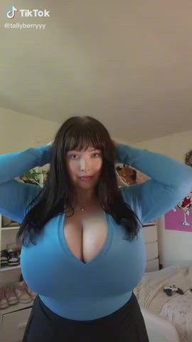 cleavage huge tits jiggling gif