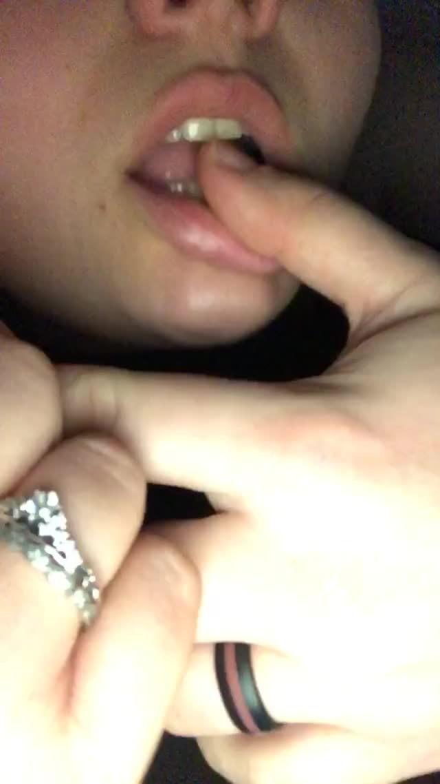 I love sucking on Daddy’s fingers. Even better sucking on his cock [f21]