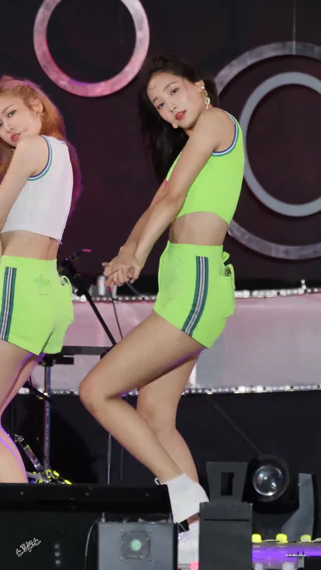 Momoland - Yeonwoo Hot