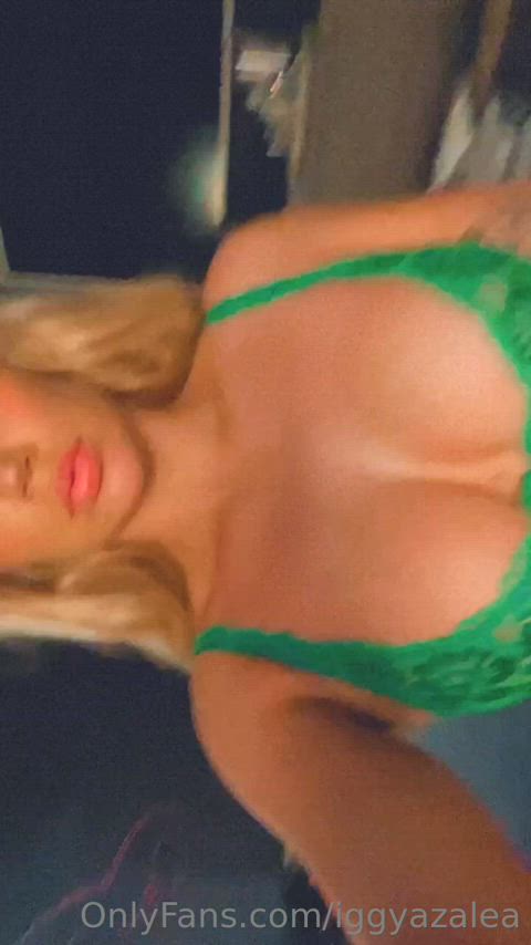 big tits blonde bra celebrity cleavage fake tits iggy azalea gif