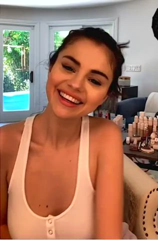 Braless Celebrity Cute Natural Tits Selena Gomez gif