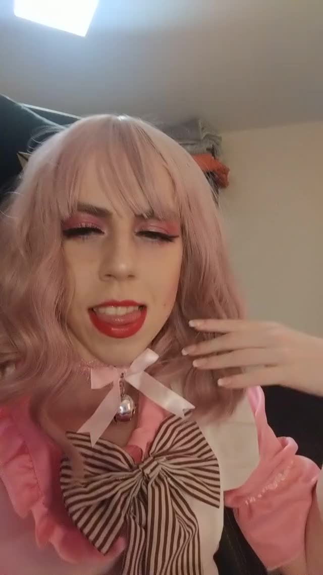 Pink maid in chastity, who wants to own me and be my keyholder? ??