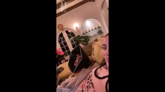 Billie Eilish slaps her boobs