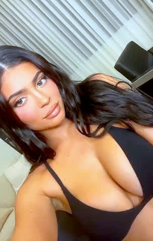 [discord] who wants to join discord videocall? jerking off to kylie jenner!