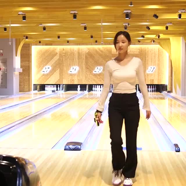 [MOMOLAND] Yeonwoo Bowling #8