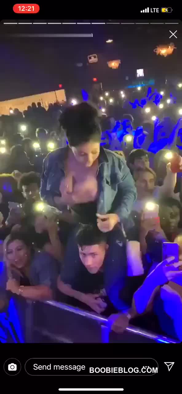 Tit flash concert