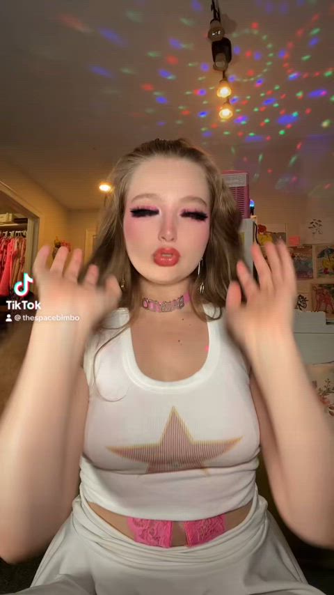 Thespacebimbo showing her slittiest face (self)