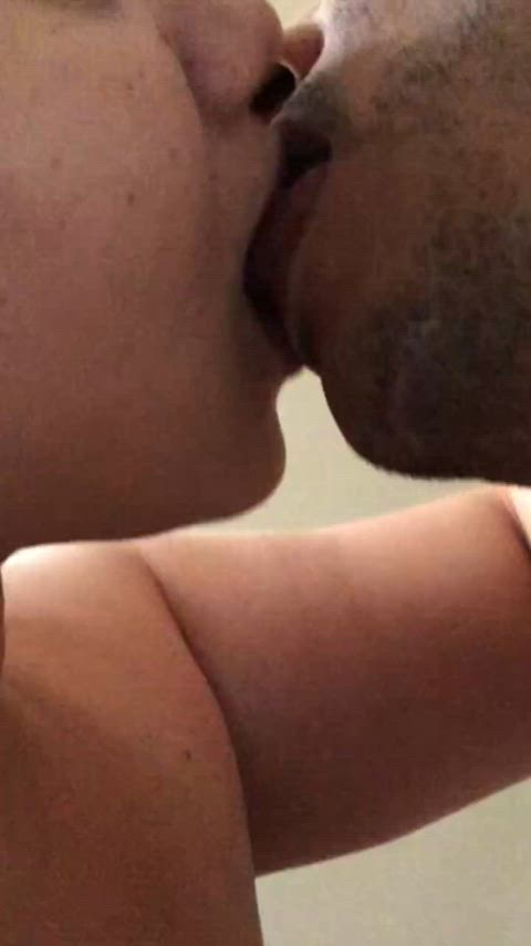 Amateur couple kissing and INTENSE blowjob.