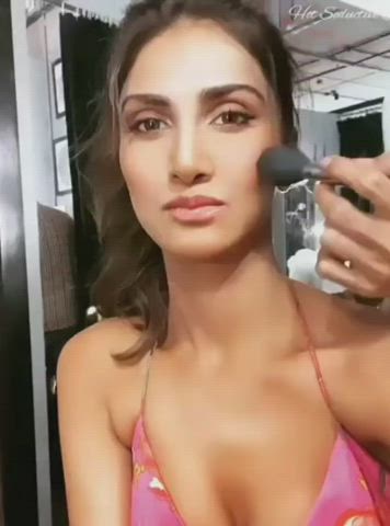 Vaani Kapoor Downblouse Cleavage