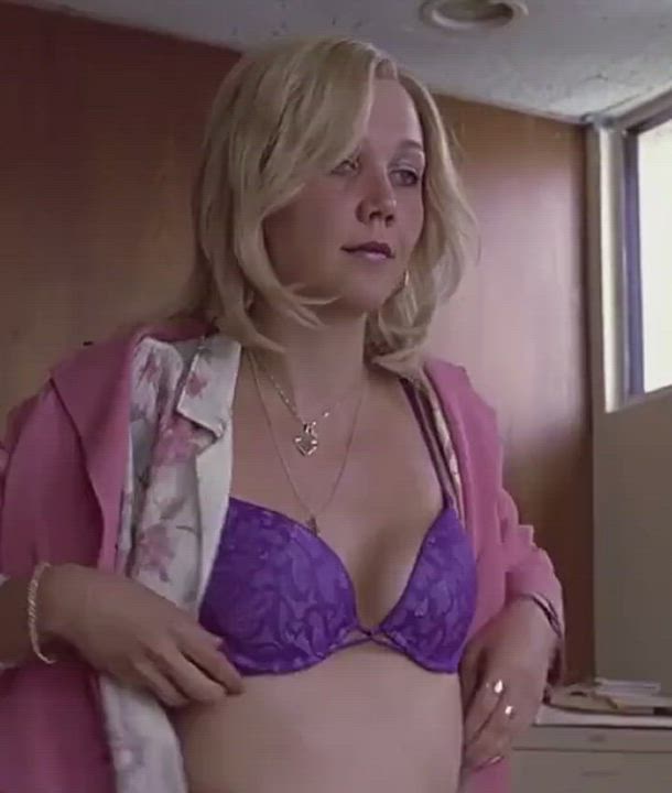 Maggie Gyllenhaal unveils her natural breasts