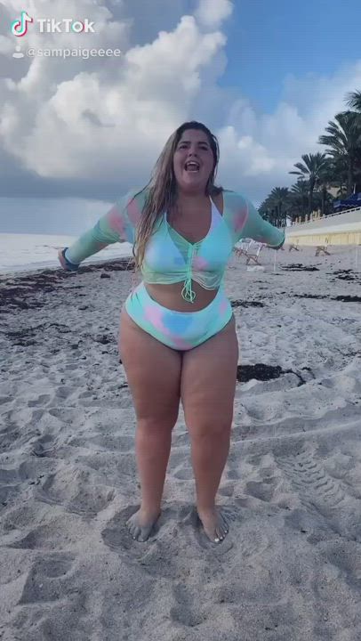 Shaking what shes got (NOT OC)