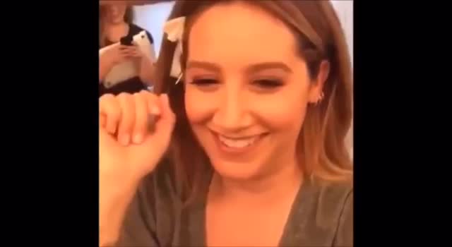 (184557) Ashley Tisdale shows off her feet in a livestream