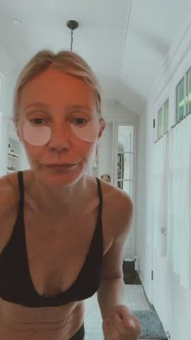 bikini blonde celebrity cleavage gwyneth paltrow natural tits small tits gif