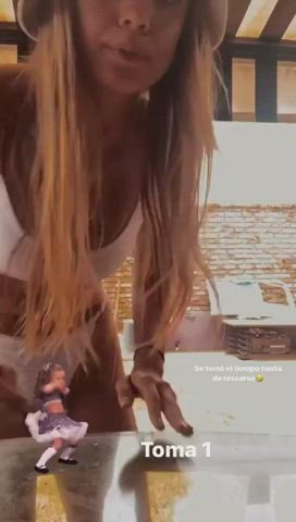 Morena Beltran Bailando como trola