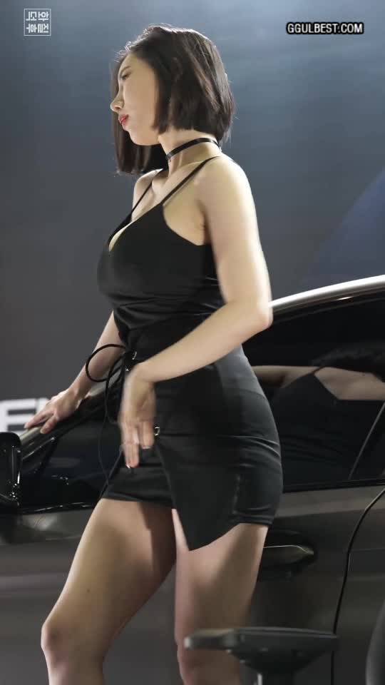 레이싱모델 송주아 끈나시 가슴골 (Racing model Song Jua sleeveless cleavage).gif