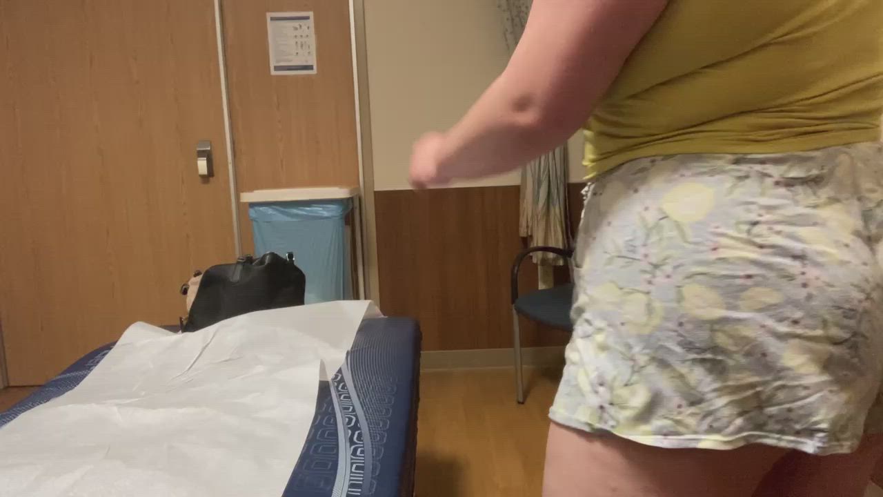 BBW twerks and titty drops at the doctors office link ⬇️