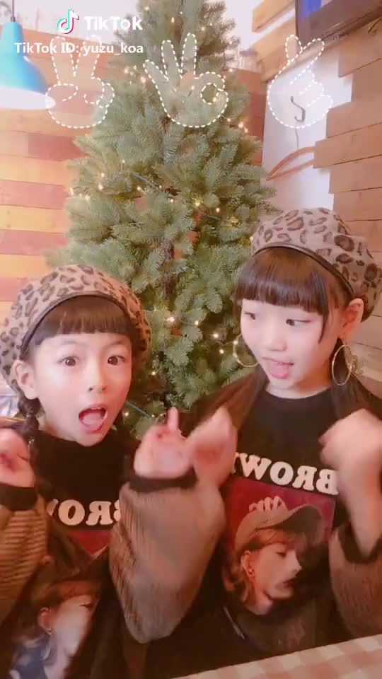  #ポーズシャッター #tiktokxmas #双子コーデ Instagram♡Twitter→_yuzukoa_