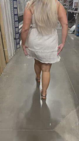 You never know what you’ll see while shopping with a milf [f]