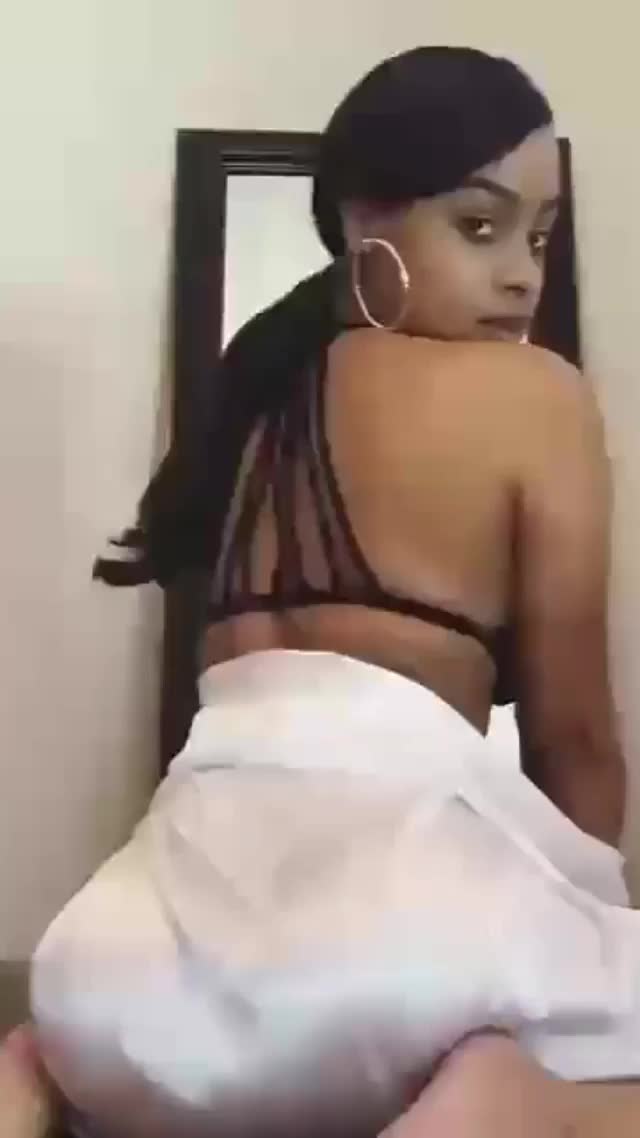 Ebony girl twerks