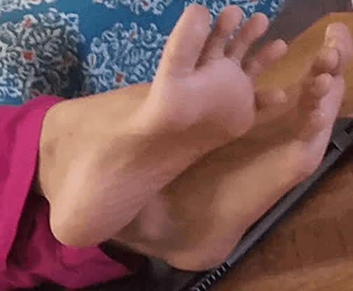 Aunt Candid Cousin Family Feet Feet Fetish Fetish Foot Foot Fetish Spread Toes gif