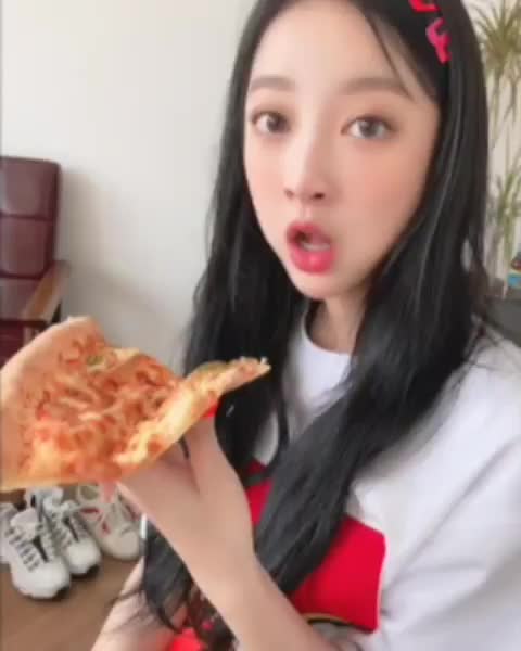 hyerin eating