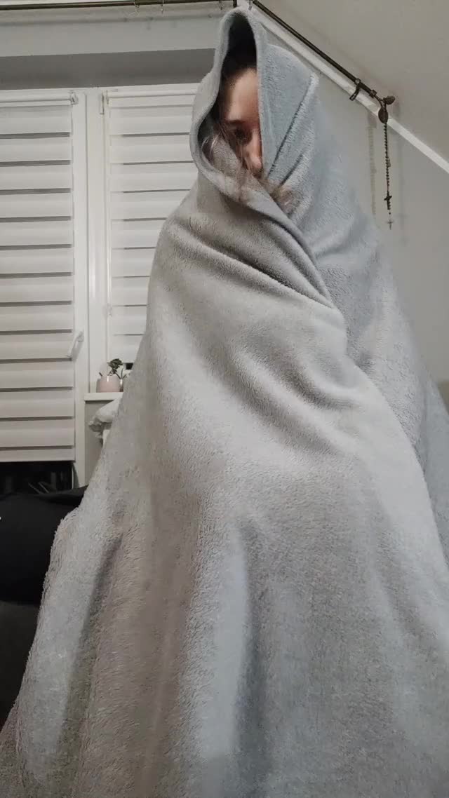 Am I a kawaii potato in blanket or sexy queen?