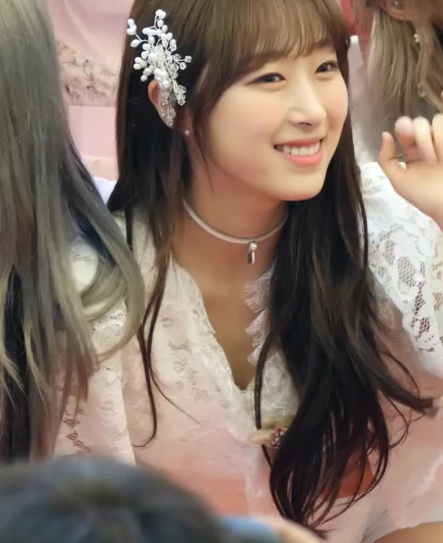 WJSN 우주소녀 SOOBIN downblouse 2