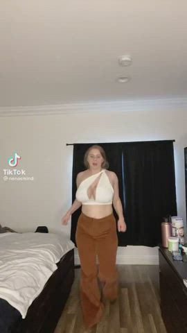 busty huge tits jiggling gif