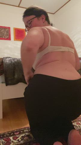 Would you bend over a 40 year old mommy of two? Asking for me. [f]