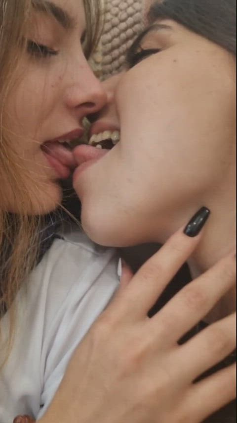 amateur french kissing girls kissing lesbian teens gif