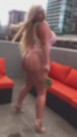 White girls got booty to.