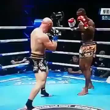 Cosmo Alexandre legsweep + knee KO