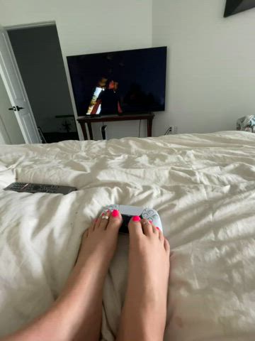 Do you like the way I move my toes on my controller daddy🥵 Just imagine what else