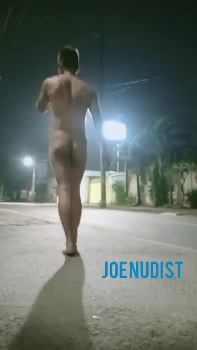 Klo kebangun malam2 jiwa nudistku meronta ???