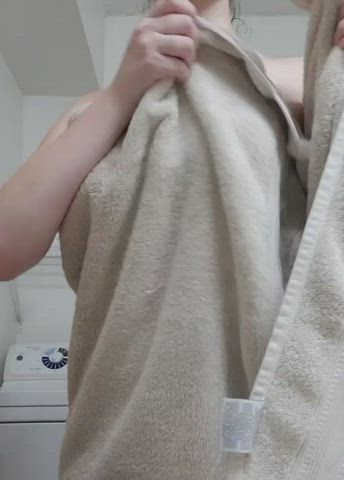 Here's a quick peek of what's under my towel (19f)