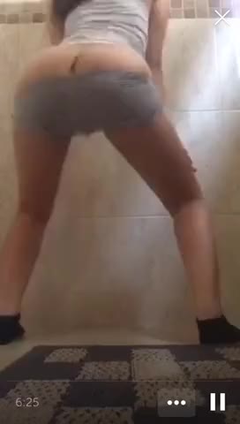 Periscope girl dancing and showing off