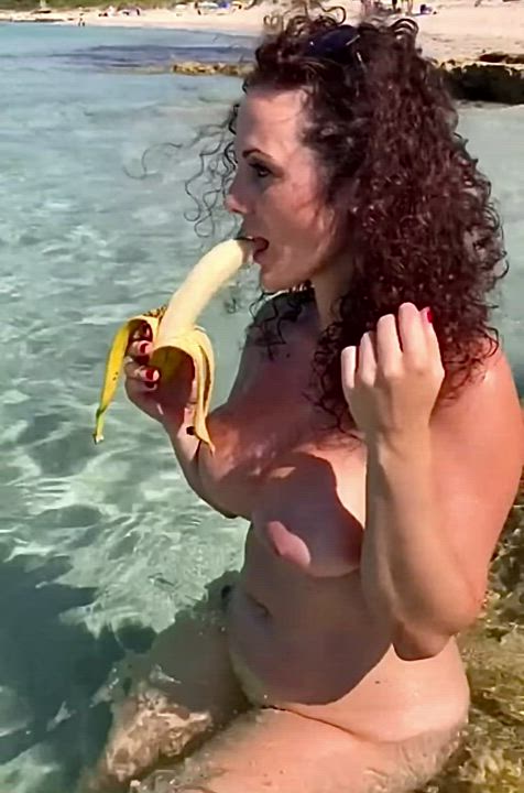 Rozyo Mallorca, chupando un plátano en playa nudista