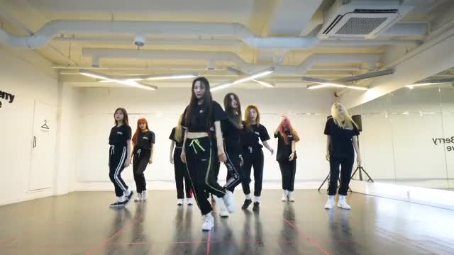 이달의 소녀 (LOONA) "NCT 127 (엔시티 127) - Cherry Bomb" Dance