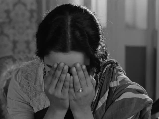 Charulata-1964-GIF-01-04-15-Madhabi-Mukherjee-peekaboo